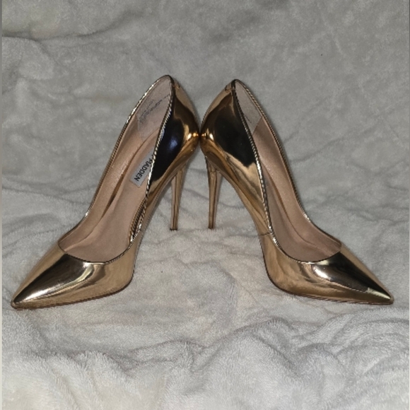 Steve Madden Women's Gold Pumps - Picture 5 of 16